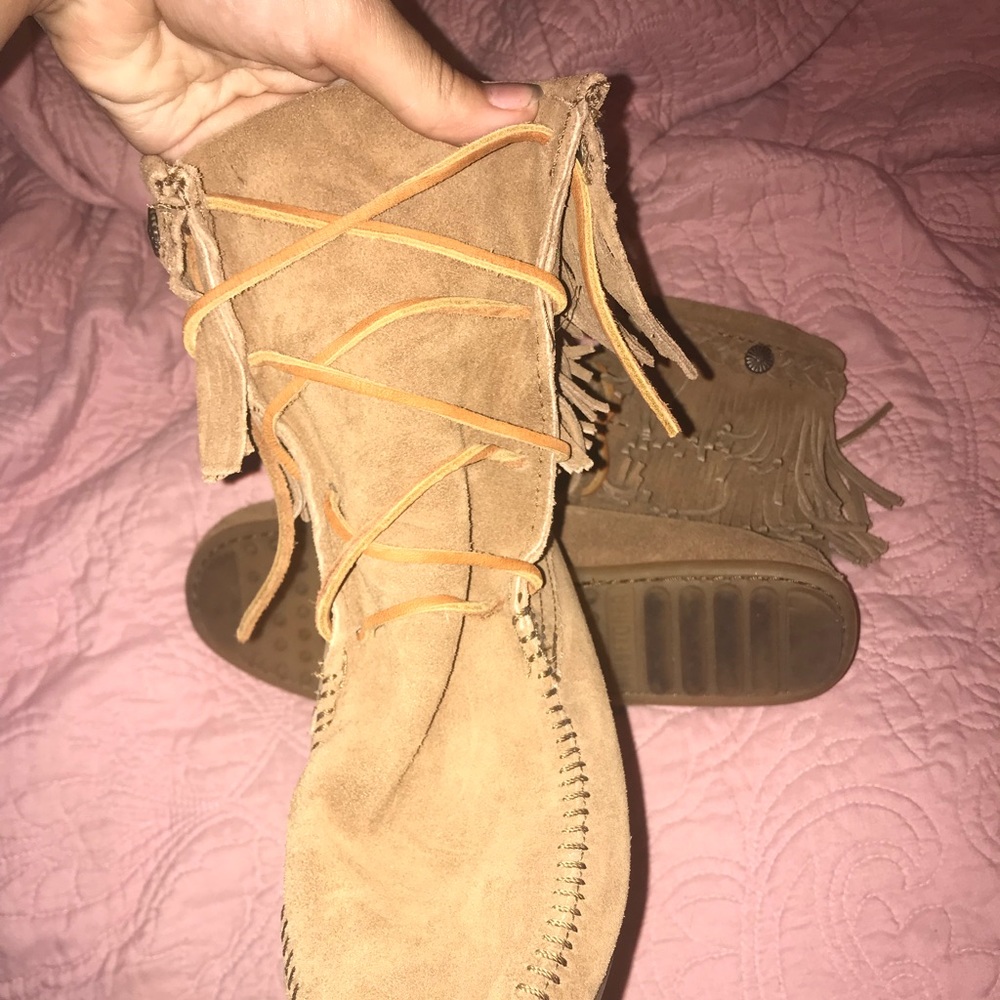 Minnetonka High Top Front Lace Boot Size 9